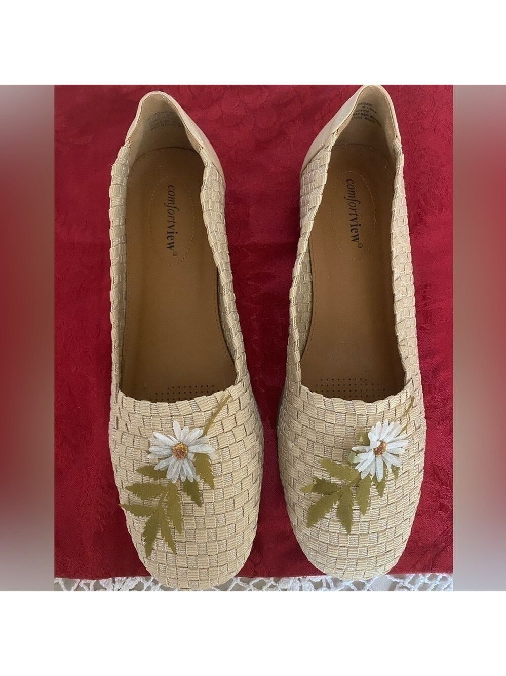 COMFORTVIEW shoes, beige color with flowers details, size 10.5, super cute